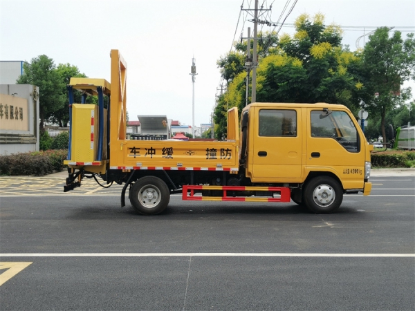 五十鈴70K防撞緩沖車