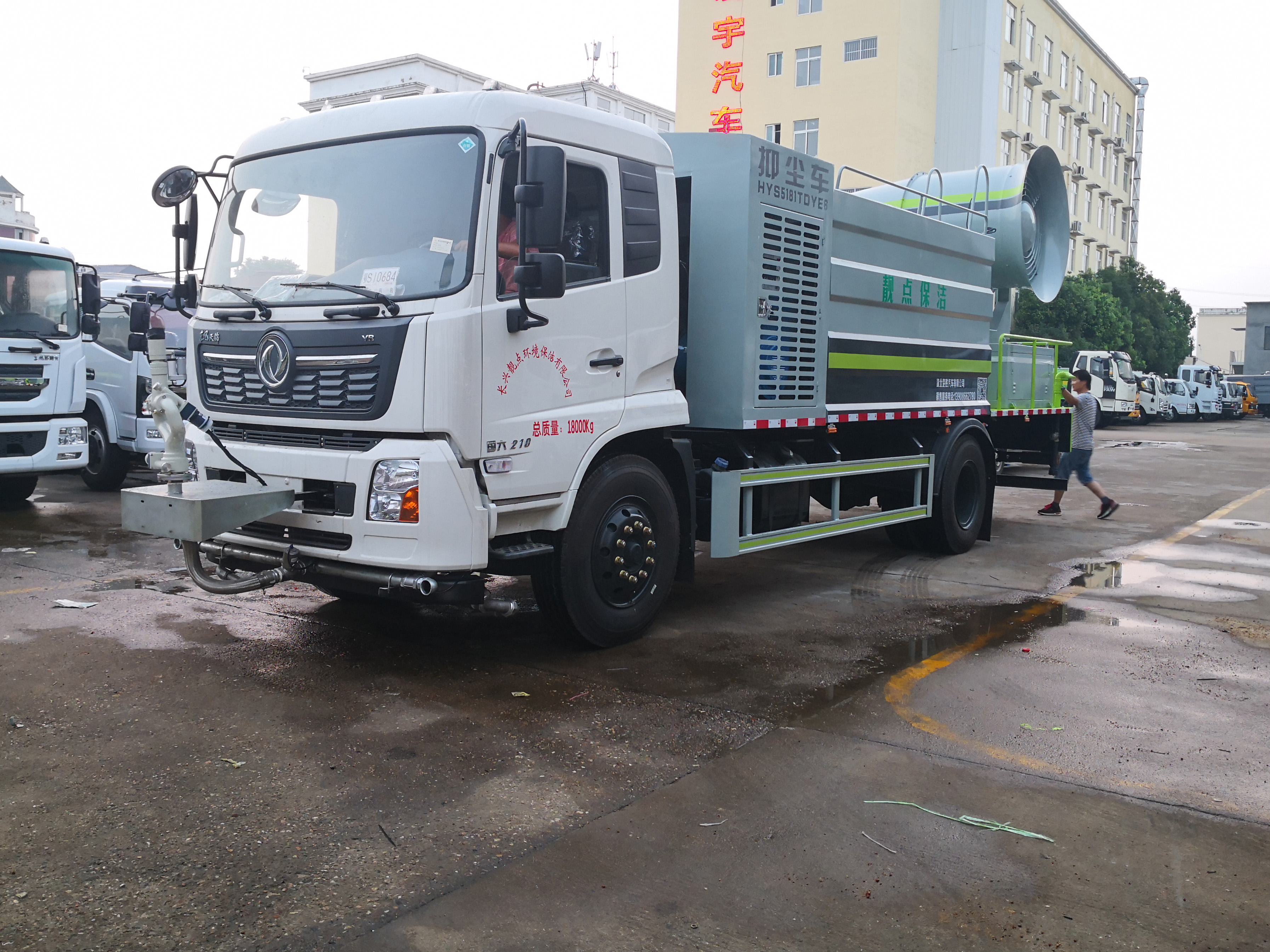 東風天錦12方配100米霧炮抑塵車發往湖州長興靚點環境保潔有限公司