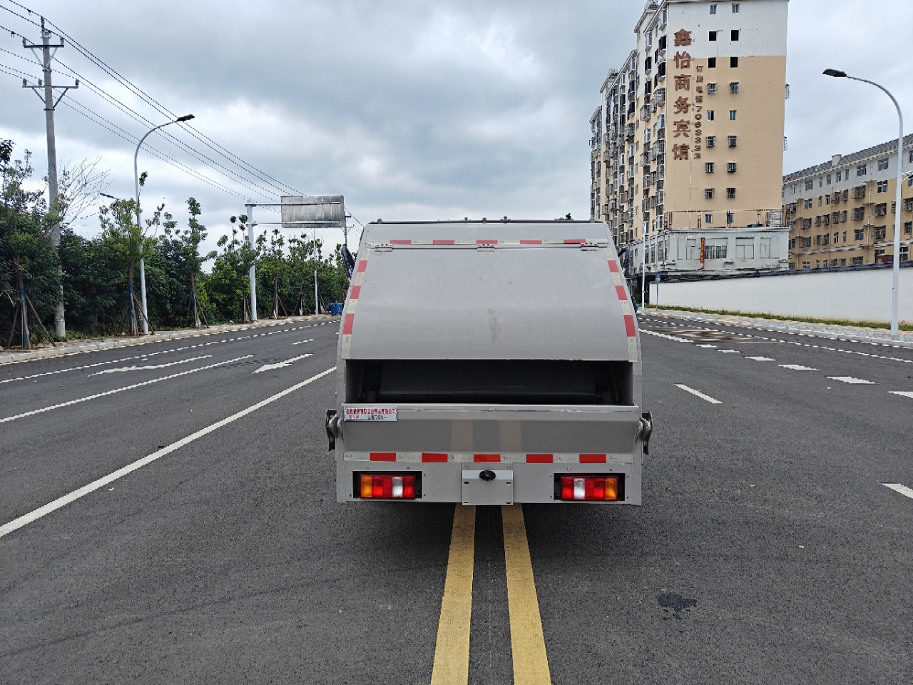 重汽豪沃地下室壓縮垃圾車